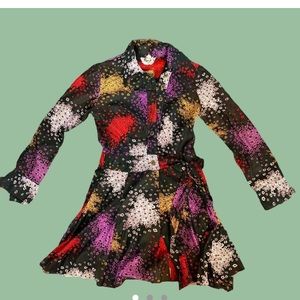 Vintage 70s floral print mini dress
fading at the armpits shown in pics 2 and 3